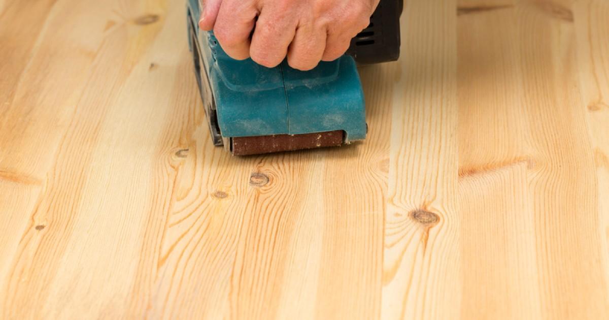 Close-up van een vurenhouten vloer die behandeld wordt voor duurzaamheid in Groningen.